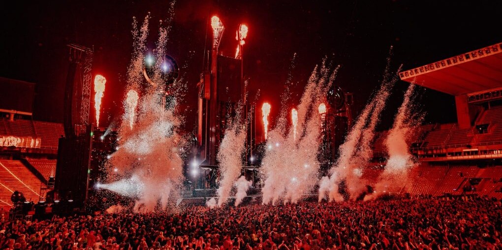 Rammstein le prende fuego a Barcelona sin que la lluvia pueda evitarlo