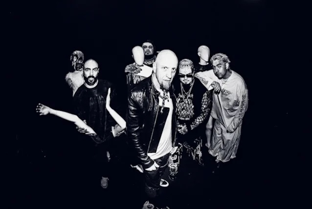 El bajista de System Of A Down, Shavo Odadjian, ha formado una nueva banda llamada Seven Hours After Violet y anuncian su álbum debut