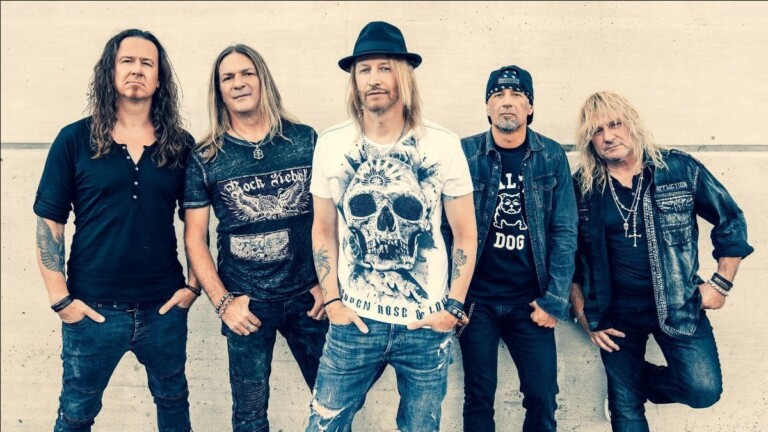 gotthard-lanza-“smiling-in-the-pouring-rain”:-“la-vida-puede-ser-triste-pero-siempre-llega-algo-bueno”