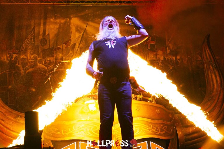 johan-hegg-de-amon-amarth:-“al-principio-eras-feliz-si-podias-tocar-a-cambio-de-una-caja-de-cerveza”