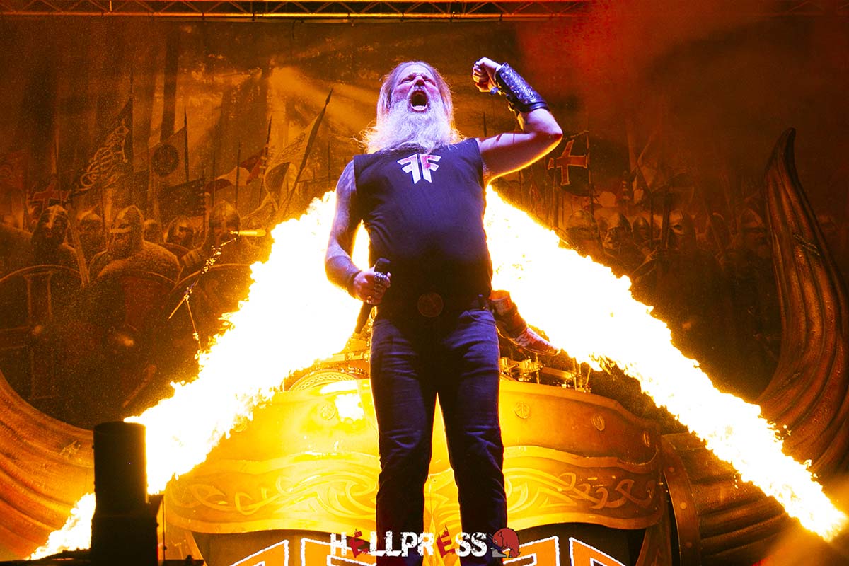 johan-hegg-de-amon-amarth:-“al-principio-eras-feliz-si-podias-tocar-a-cambio-de-una-caja-de-cerveza”