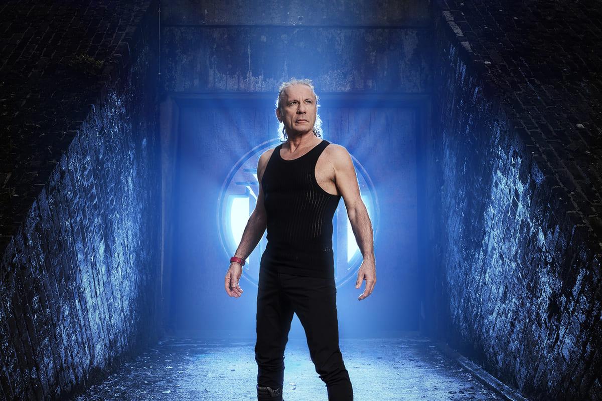 bruce-dickinson-de-iron-maiden-graba-su-disco-en-solitario-con-miembros-de-sepultura-en-el-estudio-de-dave-grohl