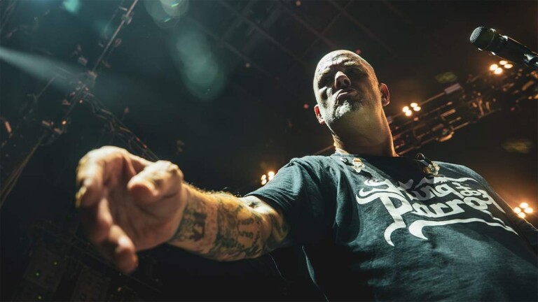 phil-anselmo-de-pantera-se-harta-y-desmiente-un-bulo-sobre-cancer-difundido-por-ia:-“sano-como-un-caballo”