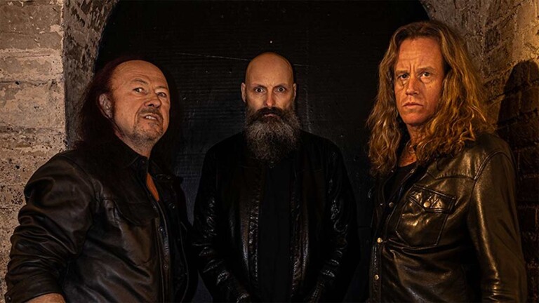 venom-anuncia-“into-oblivion”,-primer-disco-en-8-anos,-y-lanza-el-single-“lay-down-your-soul”:-“pagado-con-sangre,-sudor-y-lagrimas”