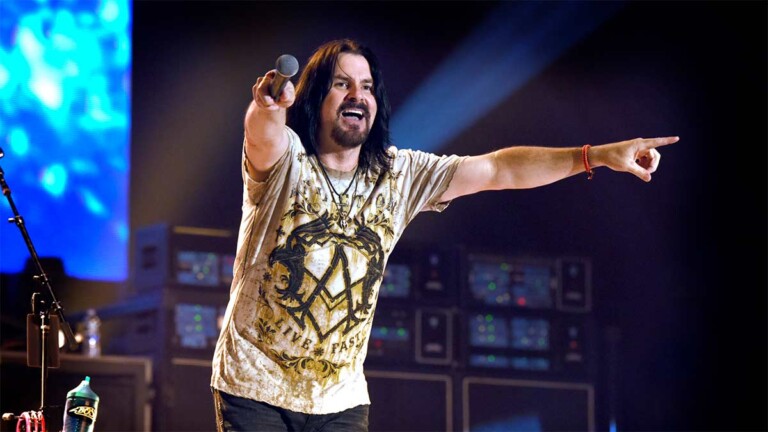 muere-tommy-decarlo,-el-fan-de-boston-que-se-convirtio-en-su-cantante,-a-los-60-anos