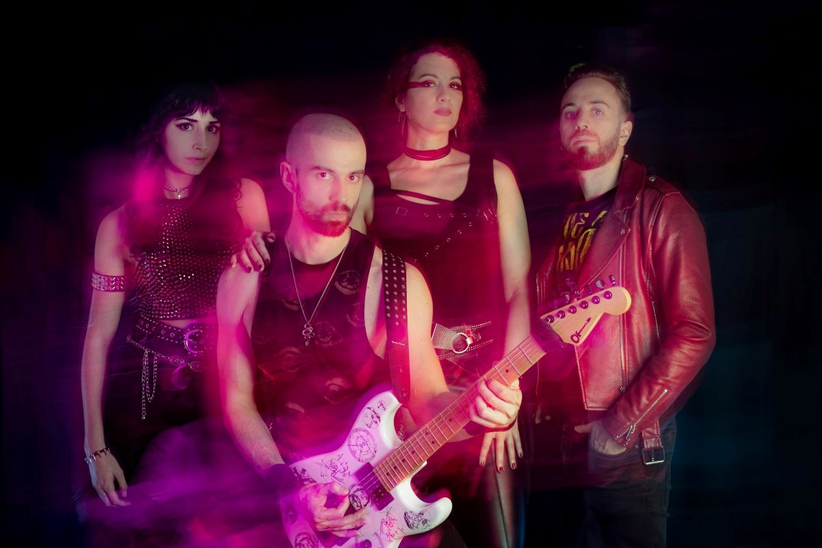 rave-in-fire:-“la-estetica-ciberpunk-futurista-nos-parecio-la-mejor-para-ilustrar-nuestro-heavy-metal”