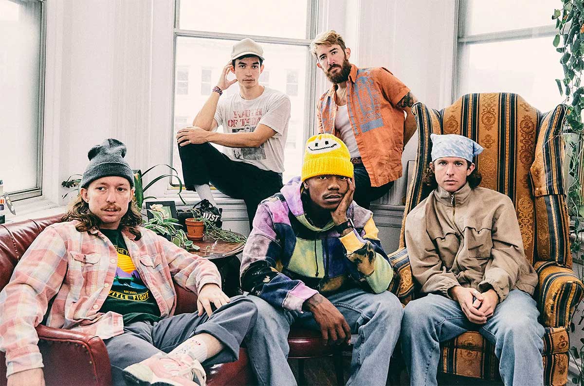 Brady Ebert, ex TURNSTILE, detenido por intento de asesinato tras atropellar al padre del cantante