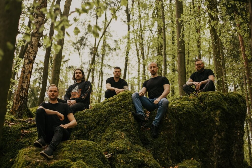 Emergenz irrumpe en la escena con su álbum debut “Becoming None”: Un asalto de Black/Death melódico – Atanathos