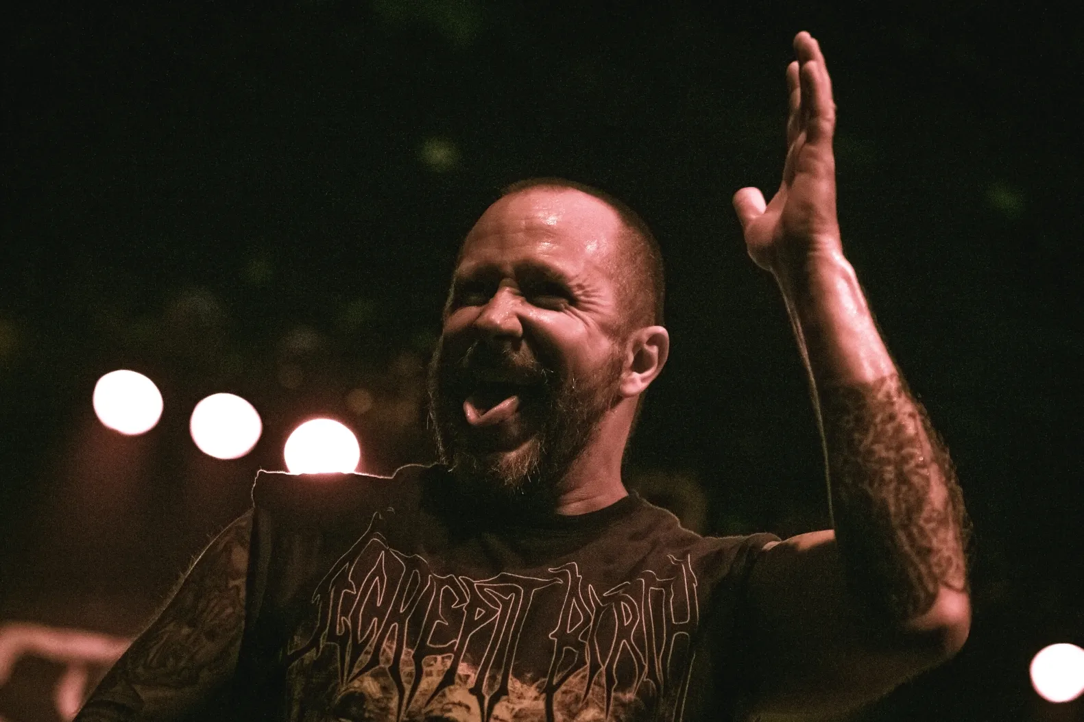 ablation-se-une-a-frank-mullen-de-suffocation-para-“victim-kink”