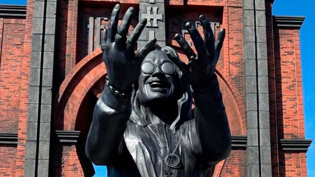 asi-es-la-espectacular-estatua-de-ozzy-osbourne-que-se-ha-convertido-en-una-de-las-atracciones-de-hellfest