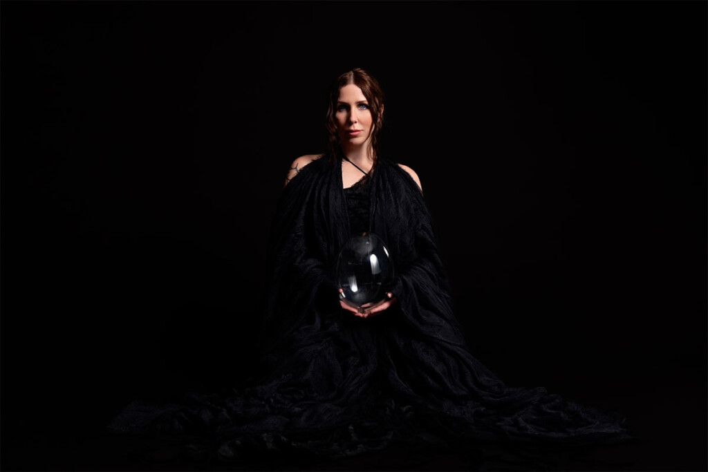 chelsea-wolfe-anuncia-el-disco-“the-dark”:-“los-fantasmas-estan-tan-atormentados-por-los-vivos-como-al-reves”