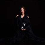 chelsea-wolfe-anuncia-el-disco-“the-dark”:-“los-fantasmas-estan-tan-atormentados-por-los-vivos-como-al-reves”